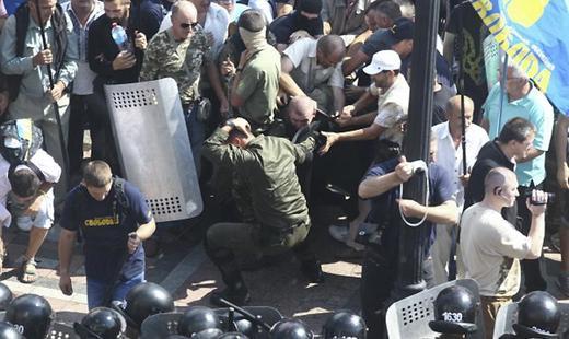 Аваков опроверг смерть нацгвардейца под Радой от пули Аваков опроверг смерть нацгвардейца под Радой от пули