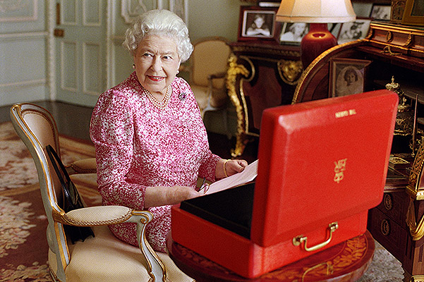 Королева Елизавета II новый официальный портрет и рекорд правления