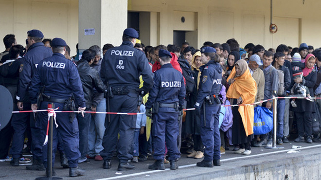 Глава Еврокомиссии требует изменить конституцию ФРГ из-за наплыва беженцев Глава Еврокомиссии требует изменить конституцию ФРГ из-за наплыва беженцев