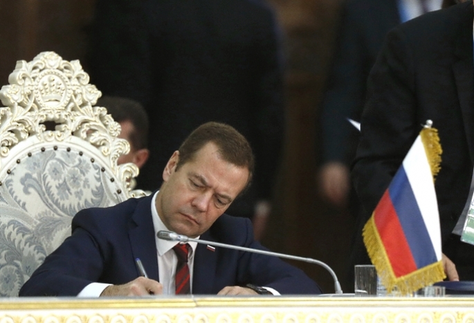 Медведев разрешил поднять тарифы ЖКХ в Омской области на 4,1 Медведев разрешил поднять тарифы ЖКХ в Омской области на 4,1