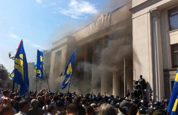В столкновениях у Верховной Рады ранены около ста полицейских В столкновениях у Верховной Рады ранены около ста полицейских