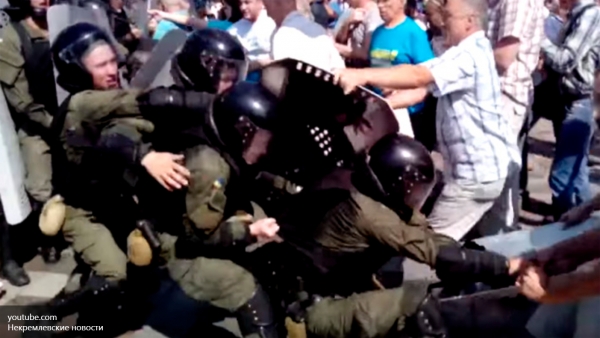 Возле Верховной рады взорвалась граната ранены десятки военных