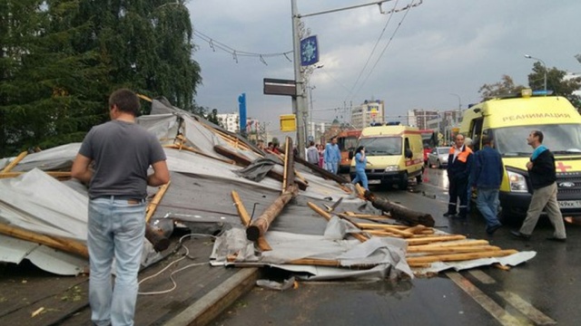 Крыша здания рухнула на остановку в Казани 16 раненых. Казань Татарстан штормы и ураганы Крыша здания рухнула на остановку в Казани 16 раненых. Казань Татарстан штормы и ураганы