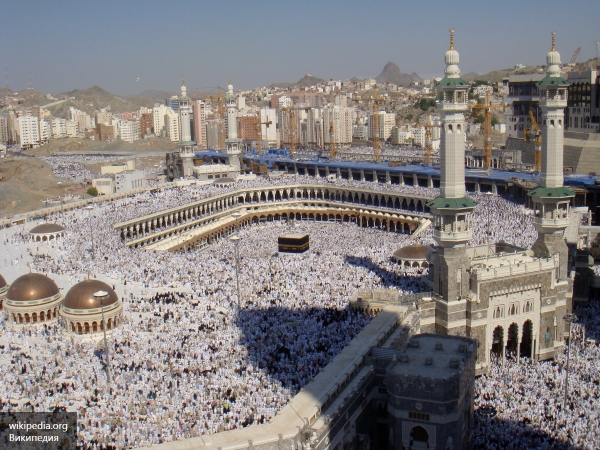 Паломники у мечети Масджид аль Харам во время хаджа Паломники у мечети Масджид аль Харам во время хаджа