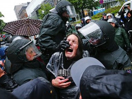 Полиция в Венгрии применила газ против несговорчивых беженцев