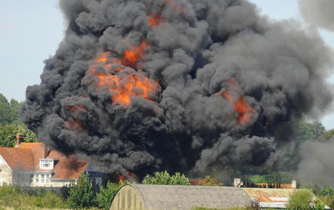 В Англии во время авиашоу самолет рухнул на шоссе В Англии во время авиашоу самолет рухнул на шоссе