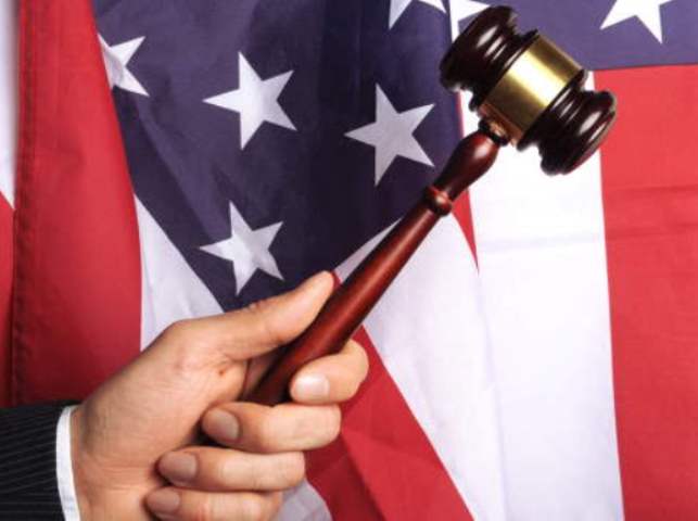 В Канзасе суд приговорил бывшего члена Ку-Клукс-Клана к смертной казни за убийство трех человек по мотивам межнациональной ненависти В Канзасе суд приговорил бывшего члена Ку-Клукс-Клана к смертной казни за убийство трех человек по мотивам межнациональной ненависти