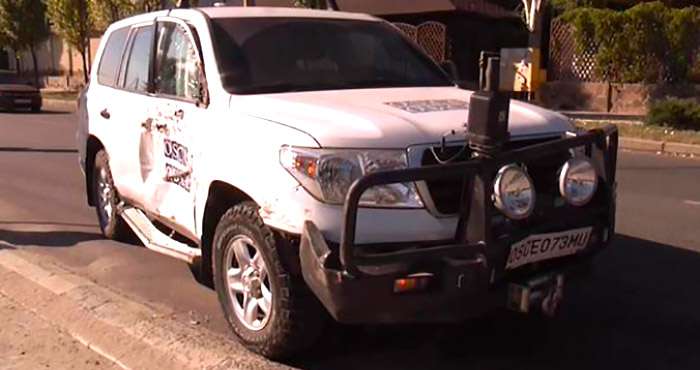 В Луганске троллейбус протаранил автомобиль ОБСЕ В Луганске троллейбус протаранил автомобиль ОБСЕ