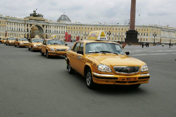 Смольный планирует сократить количество легковых такси в Петербурге