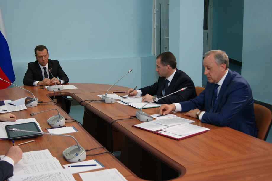 В Саратове премьер Медведев обсудил с губернатором Радаевым ремонт дорог