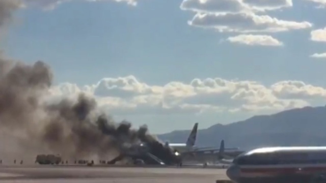 Пассажирский Boeing полыхает в аэропорту Лас-Вегаса