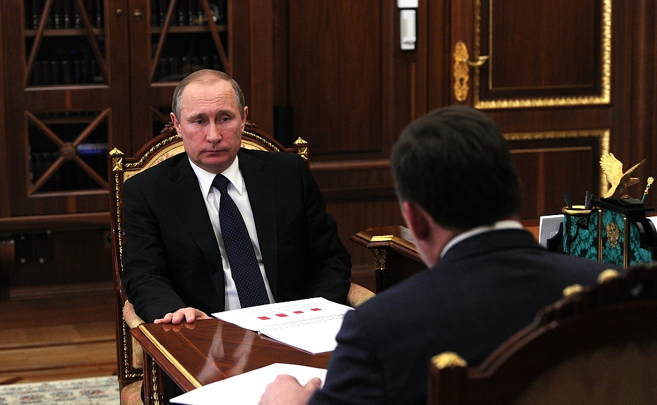 Владимир Путин поручил поискать деньги на достройку ЕКАД и медкластера