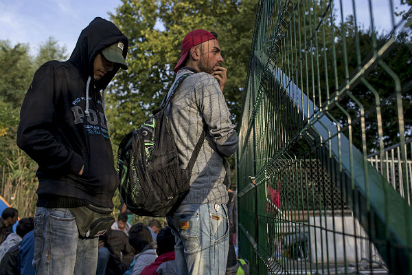 Венгерская полиция перекрыла важнейший для мигрантов проход из Сербии в Венгрию Венгерская полиция перекрыла важнейший для мигрантов проход из Сербии в Венгрию