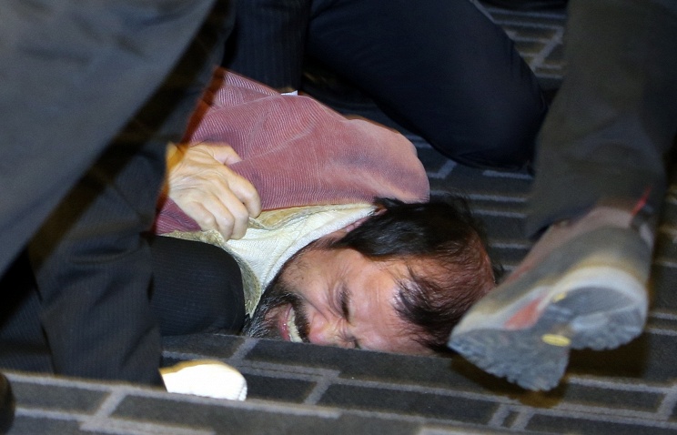 Задержание гражданина Республики Корея Ким Ги Чжона напавшего на посла США в Южной Корее Марка Липперта