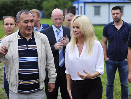 Защитница животных Памела Андерсон посетила Приморский край по приглашению Минприроды РФ